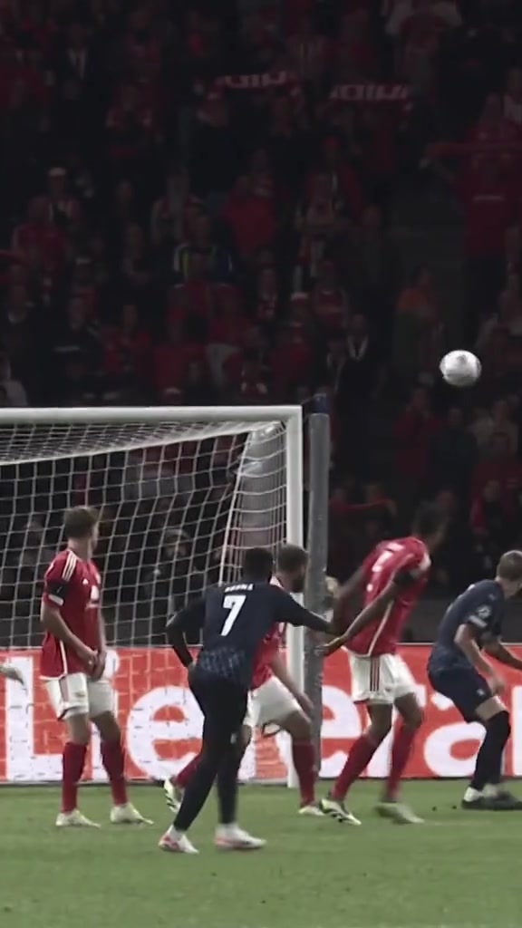 欧冠官推：这一脚和泽林斯基那脚，哪个更惊艳？