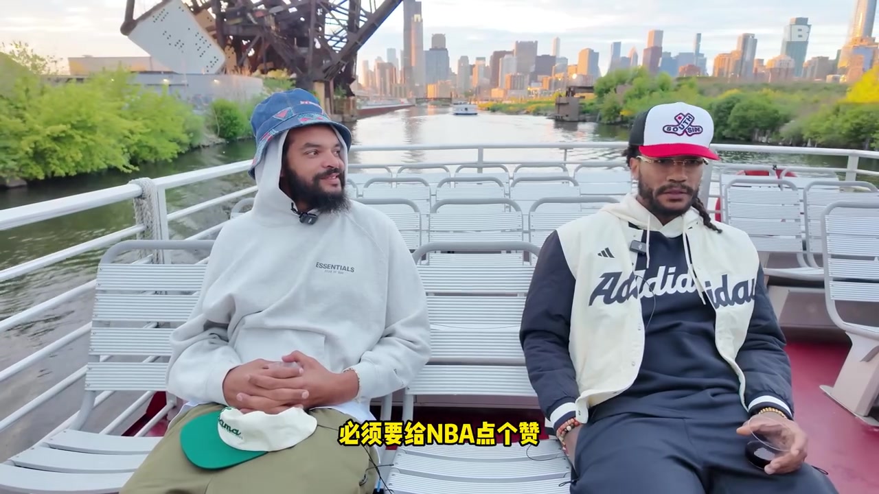 爷青回！德里克·罗斯与诺阿在芝加哥重聚，游艇上开心聊天