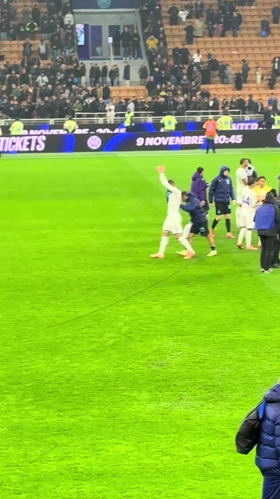 有情有义！实拍：巴雷拉把哲科推向北看台单独接受致敬