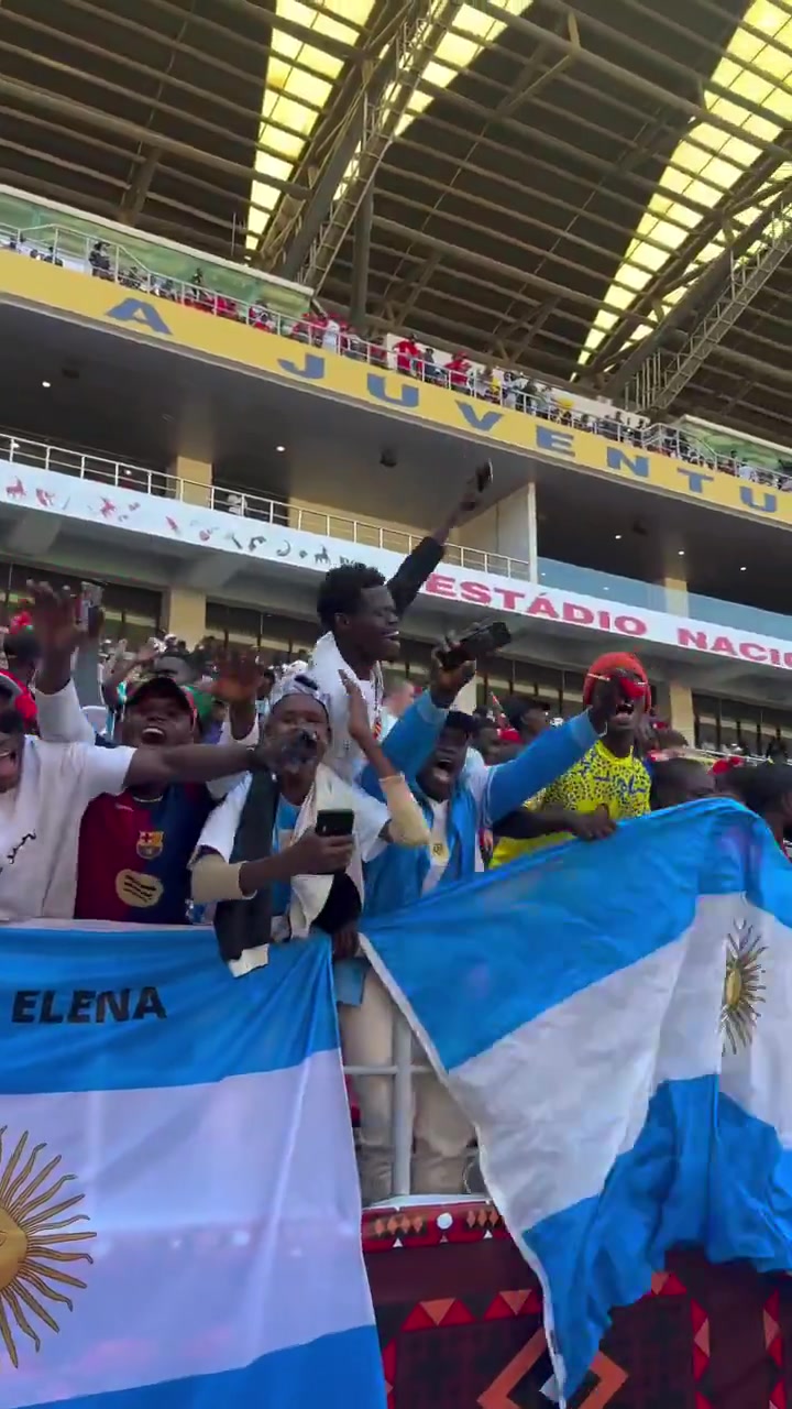 主场待遇!安哥拉球迷高喊梅西名字