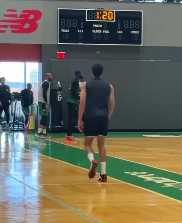 看起来哪里像六个月前断了跟腱的!塔图姆在队内训练蹦蹦跳跳