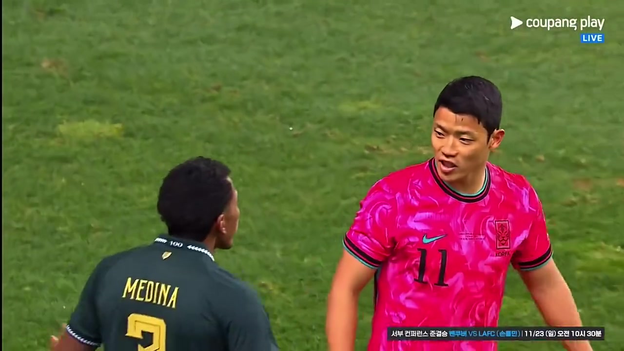 马宁:在我的场子别闹事!黄喜灿和对手发生摩擦,马宁吹哨制