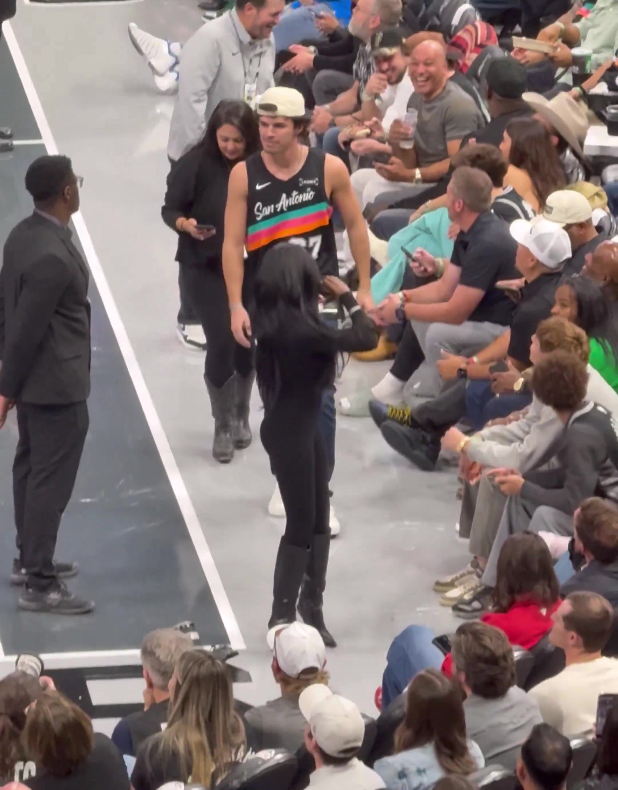 这身材和穿着也太炸裂了!勇士马刺比赛,著名女演员从场边走