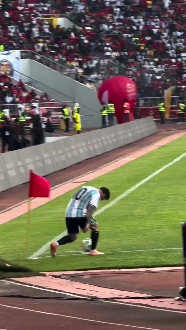 卧槽!主罚角球险些闪了梅西的老腰