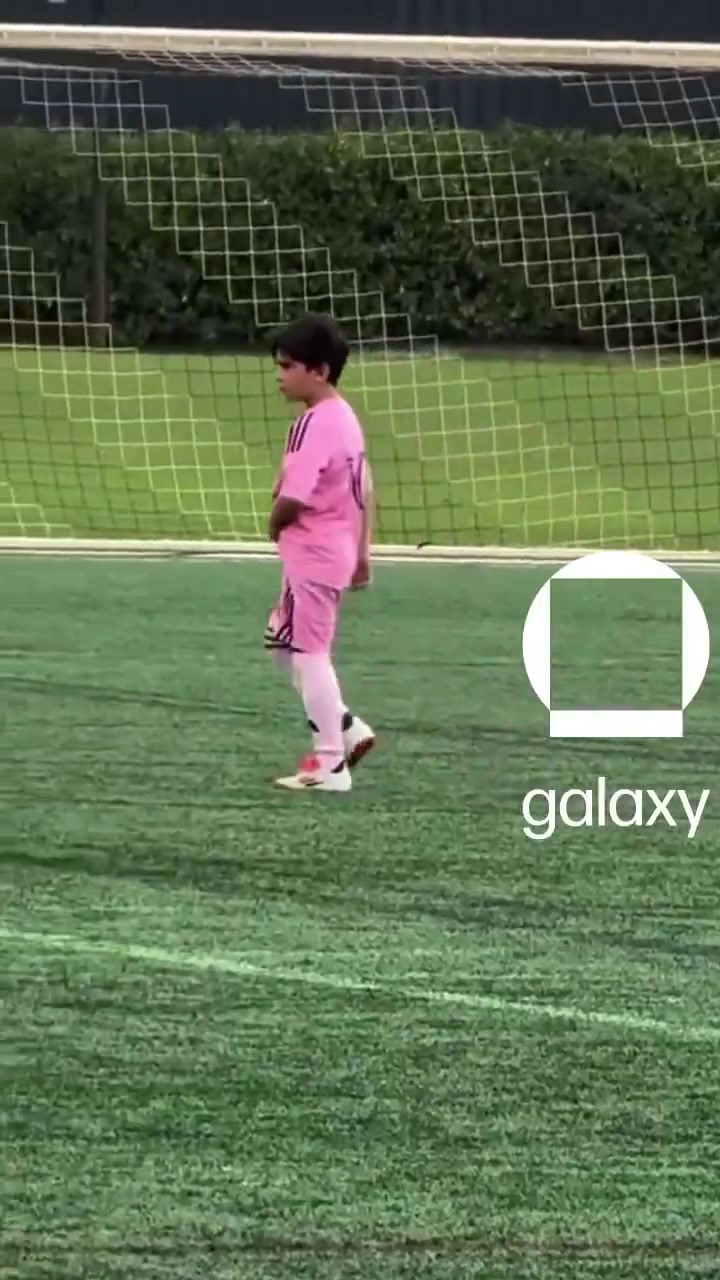 国外网友:梅西三儿子就是活生生的右脚他爹