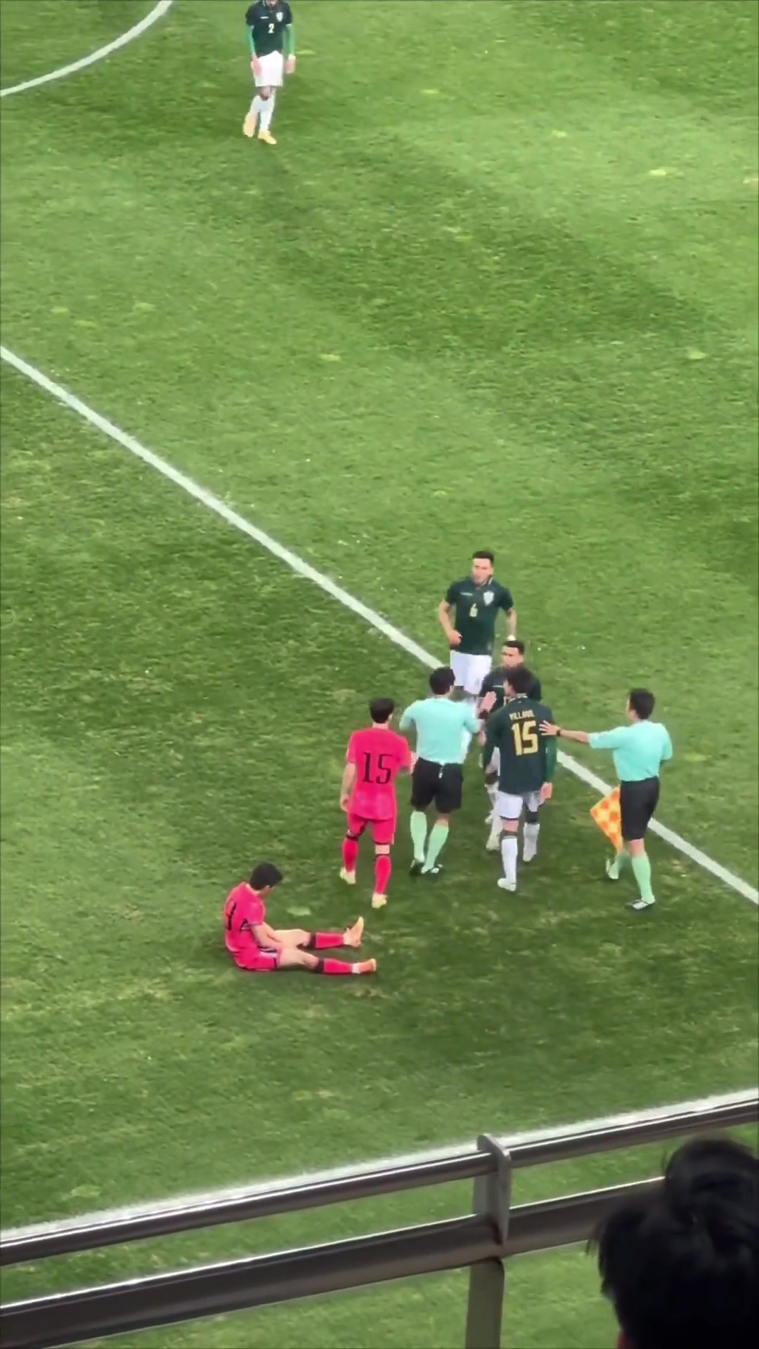 马宁控场!李刚仁受伤倒地被对手强行拉拽,马宁果断出牌制止