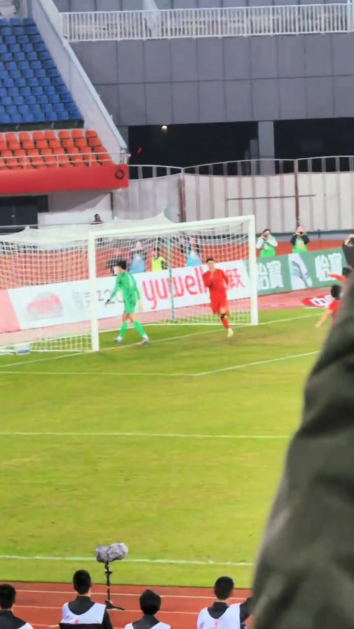 现场球迷实拍拜合拉木脚后跟破门:黑子们在哪里?