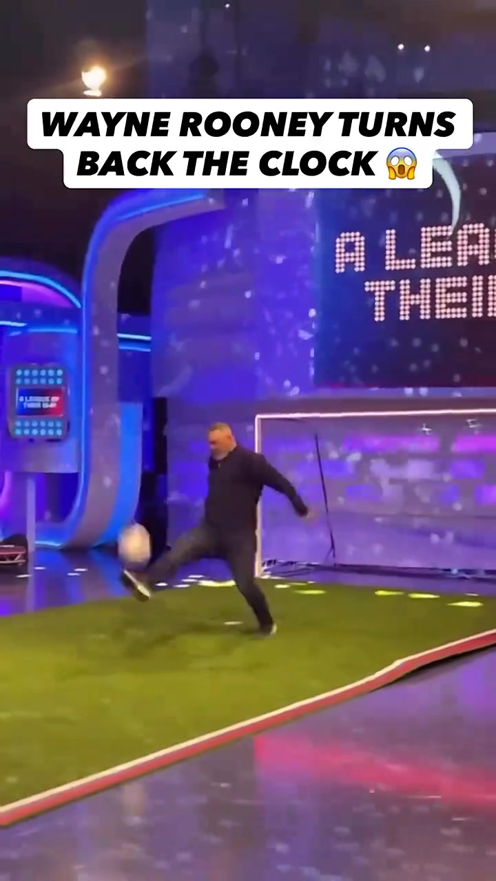 不容易!鲁尼挺着大肚子,在节目中复刻自己经典倒钩