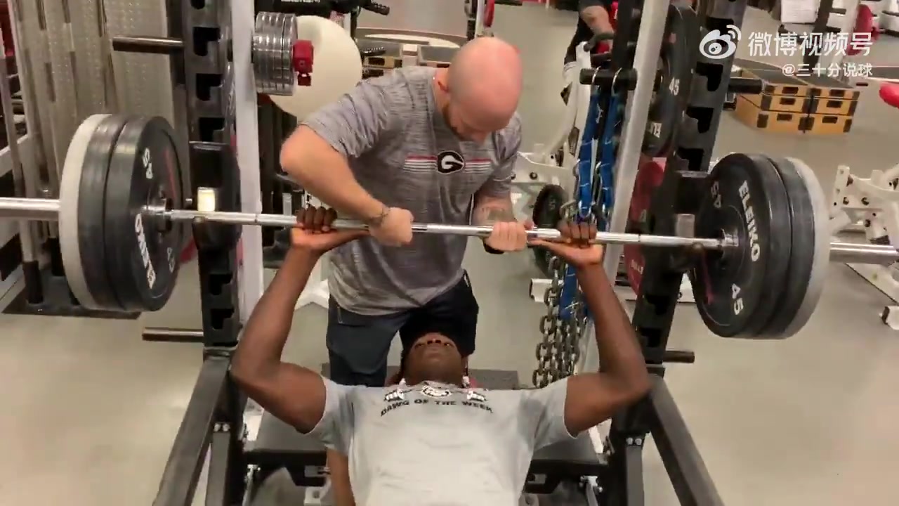 什么水平?爱德华兹17岁时,辅助卧推275磅