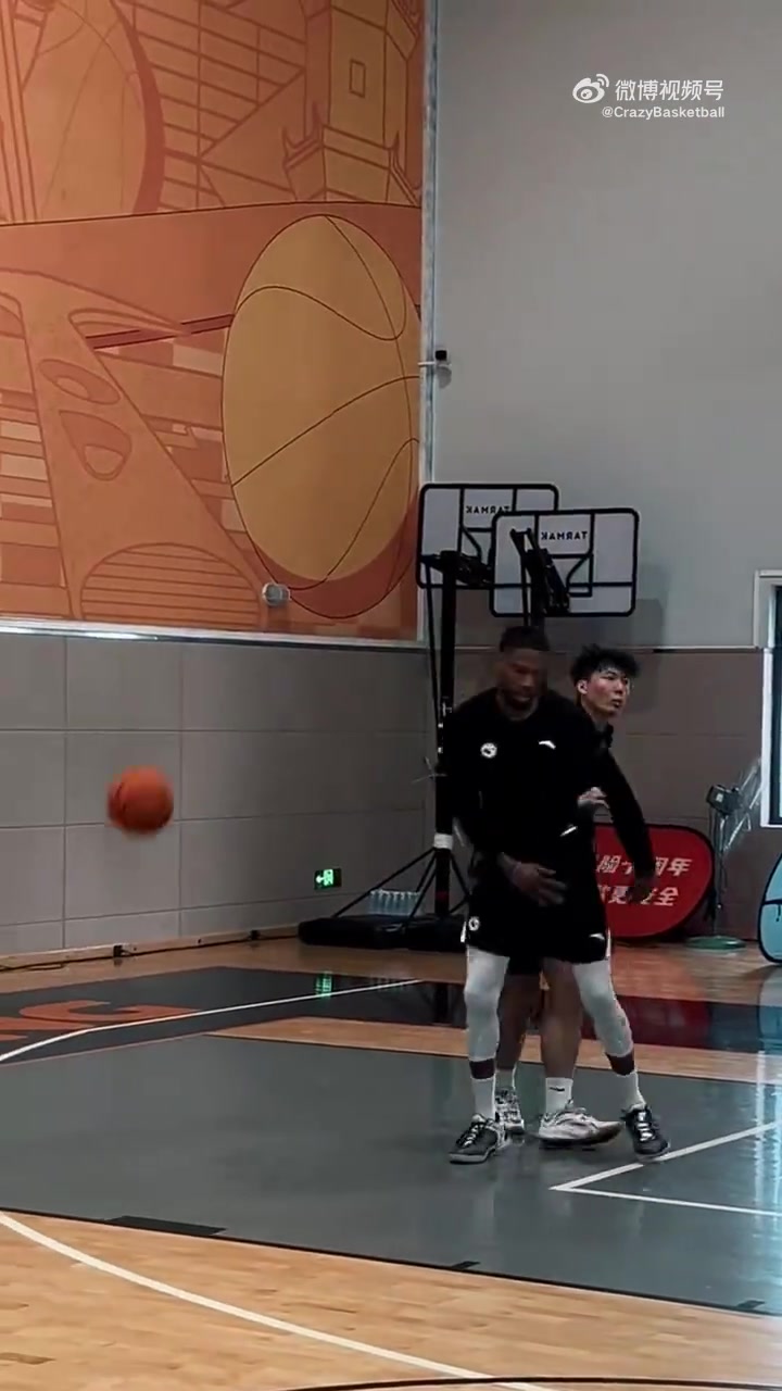 看平常心和威姆斯单挑,可以感受到网红街球手和职业之间的差