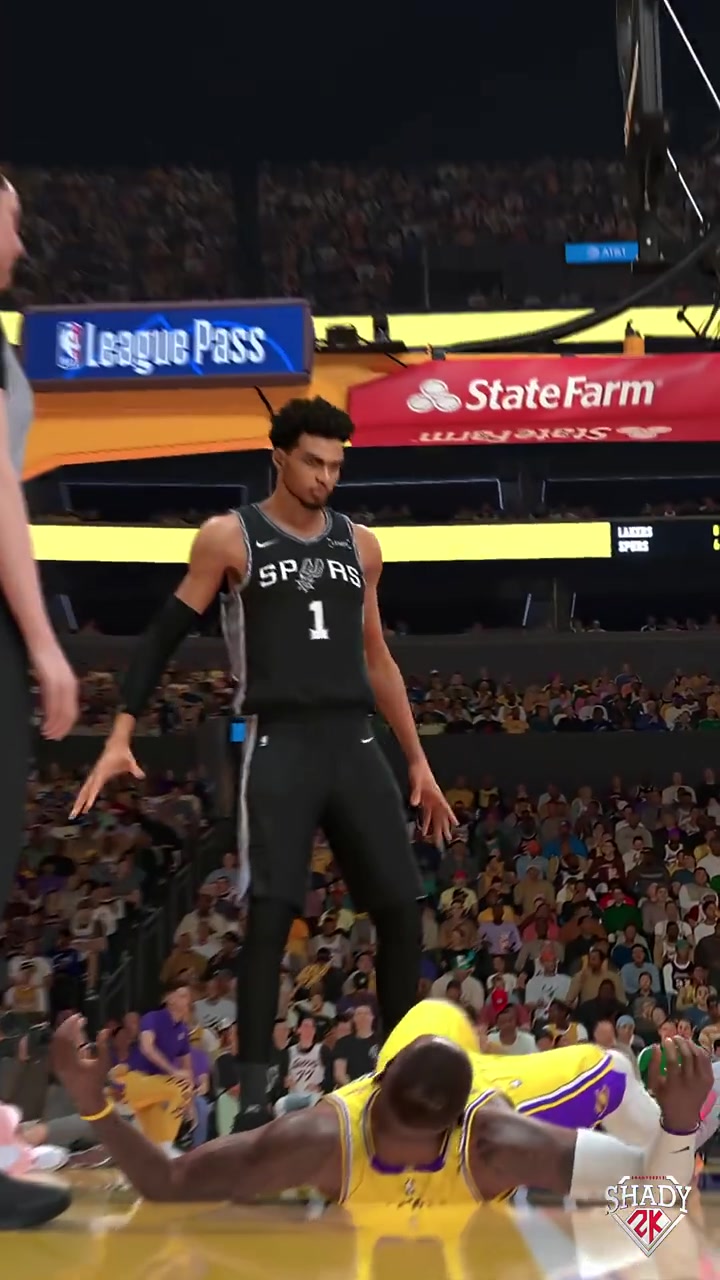 上来就隔扣詹姆斯!2K大神操作文班亚马,这看着就很爽啊