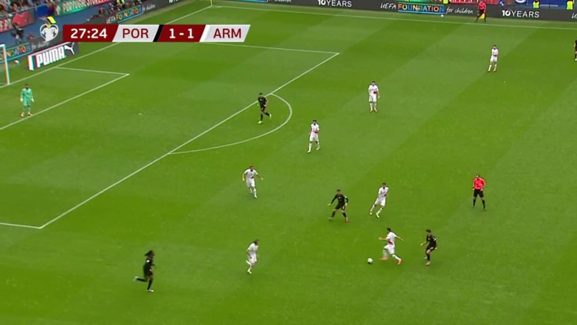 超级巨大失误！亚美尼亚后场回传失误，贡萨洛·拉莫斯笑纳大礼