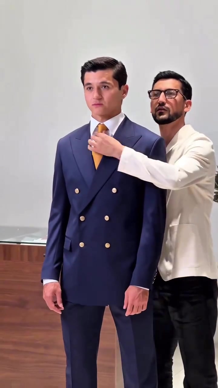 留胡子前拍的!胡桑诺夫好像那个新疆卖羊肉串的成功人士!