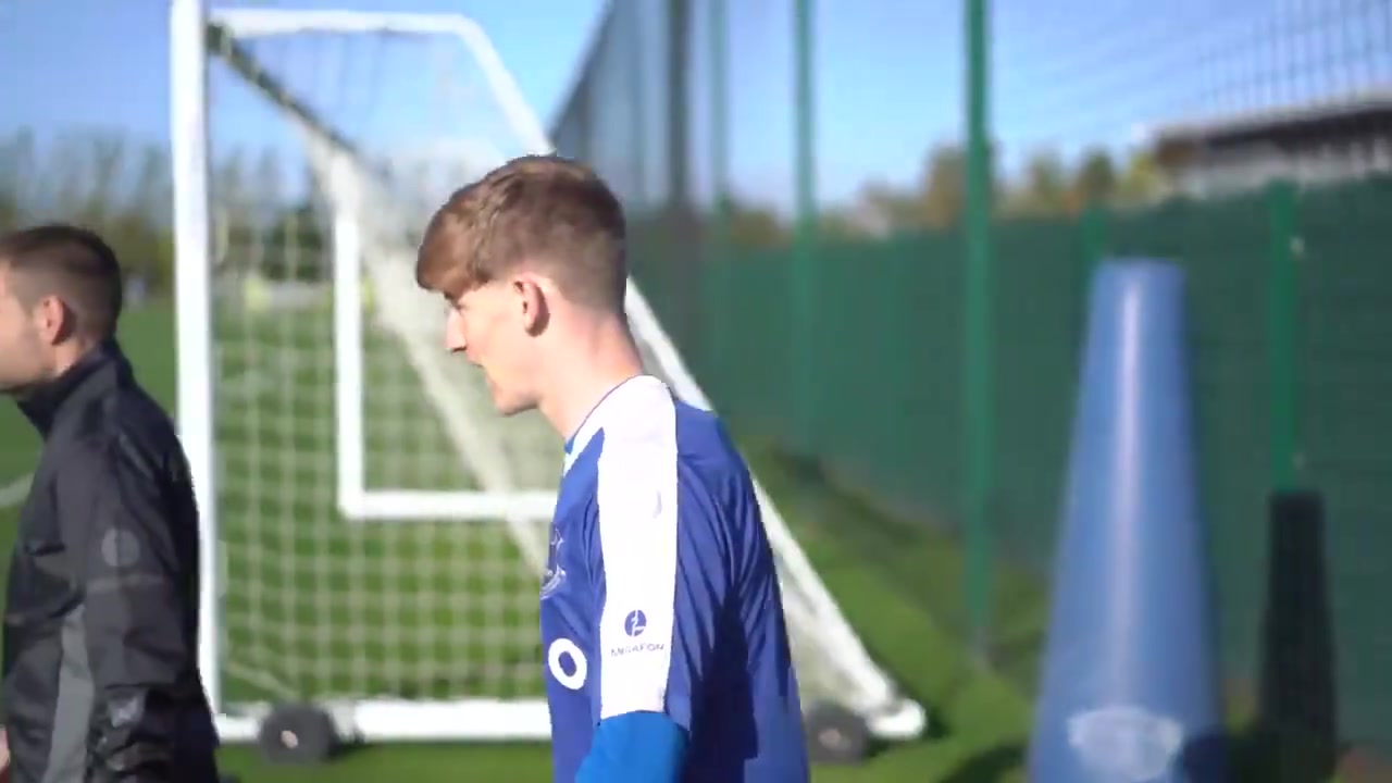 青涩!珍藏视频:安东尼戈登埃弗顿时期某一天的训练!