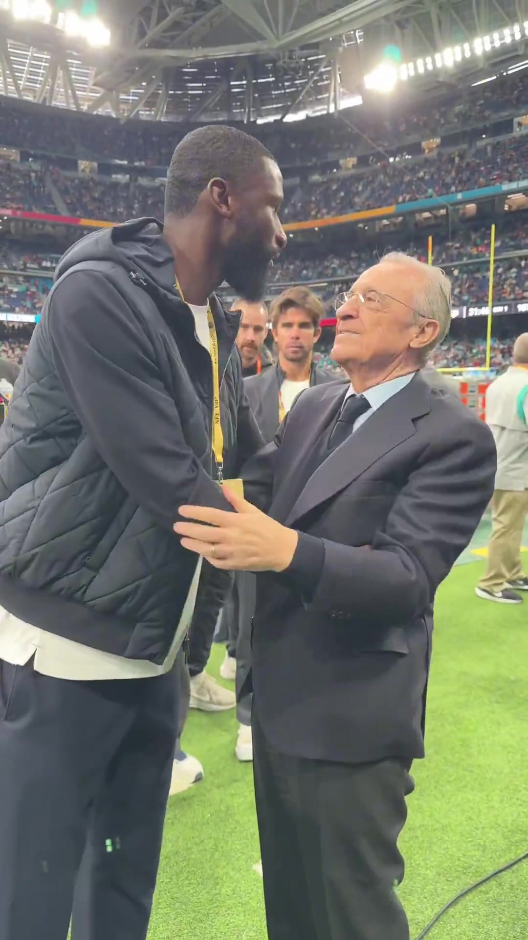 充满了欢笑和默契~吕迪格和弗洛伦蒂诺合影留念!