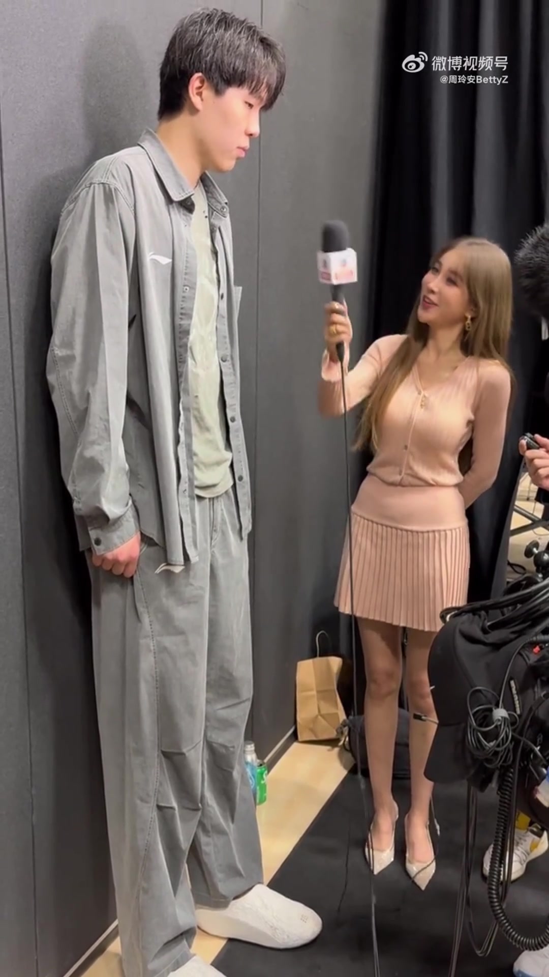 这视角小杨真的瘦很多!周玲安:杨瀚森感谢大家的关心~~