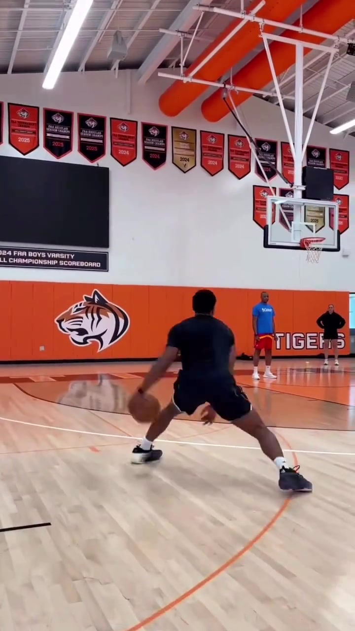 近看米切尔身材真壮实