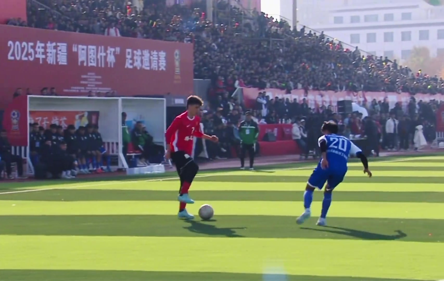 中国足球在新疆!在这座球场不允许你这么秀