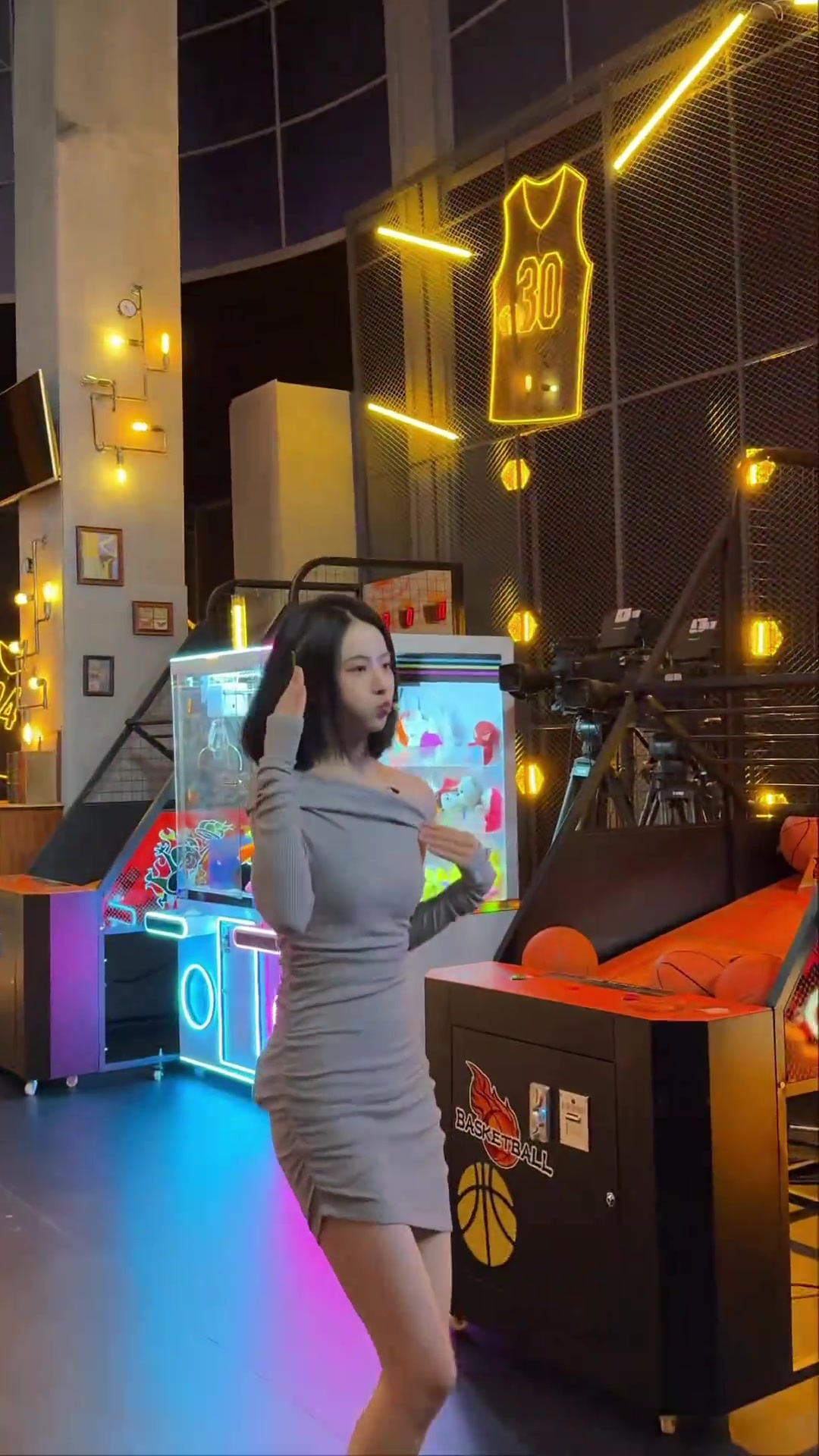 这跳的是个啥啊篮球美女主播秋童玩投篮机，突然就扭起来了~