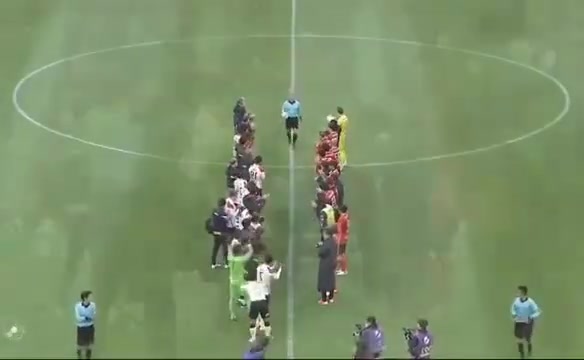 日本球员脱下球衣，这样退役的裁判可以给他们最后一张黄牌