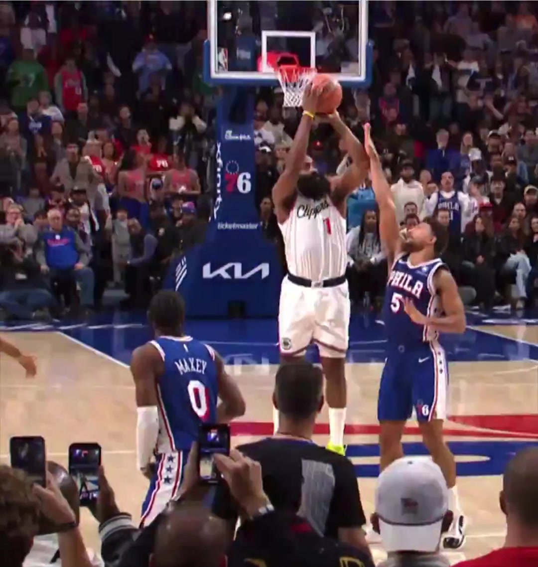 居然不吹犯规吗?哈登最后时刻这记三分,很明显被打到手肘了呀!