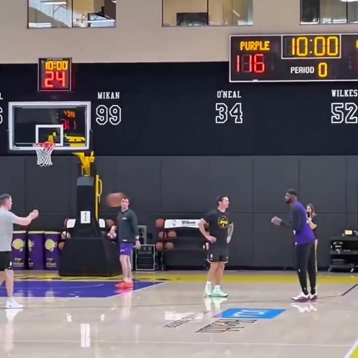 詹姆斯昨日训练，看这身手，明天复出应该没啥问题啊