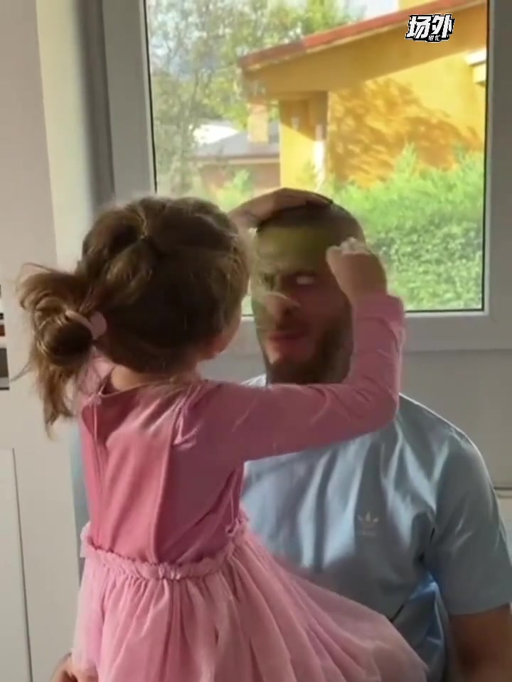 德赫亚女儿为老爹画了个美美的绿绿妆~是真宠女儿呀~