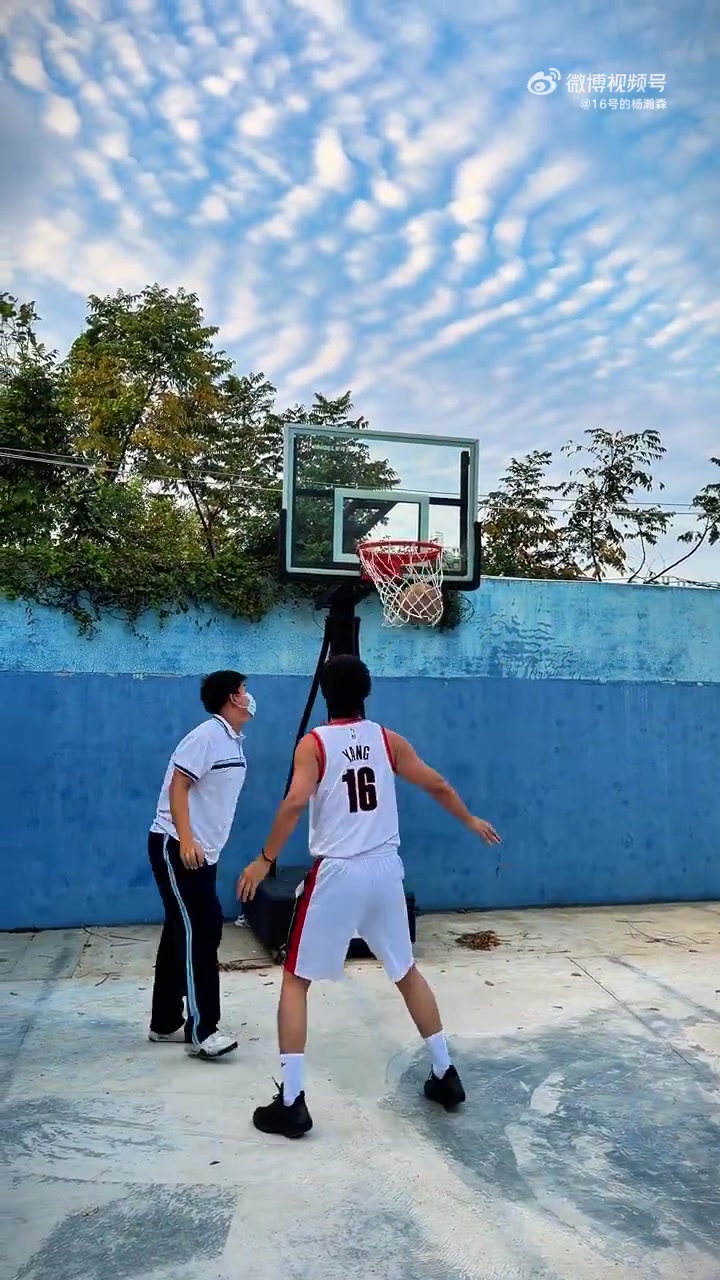 模仿帝模仿杨瀚森打球，这动作和速率，未免也太像了吧！