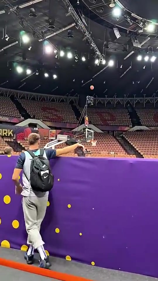 逆天球感东契奇此前从观众席扔进超远三分！队友看傻认输了