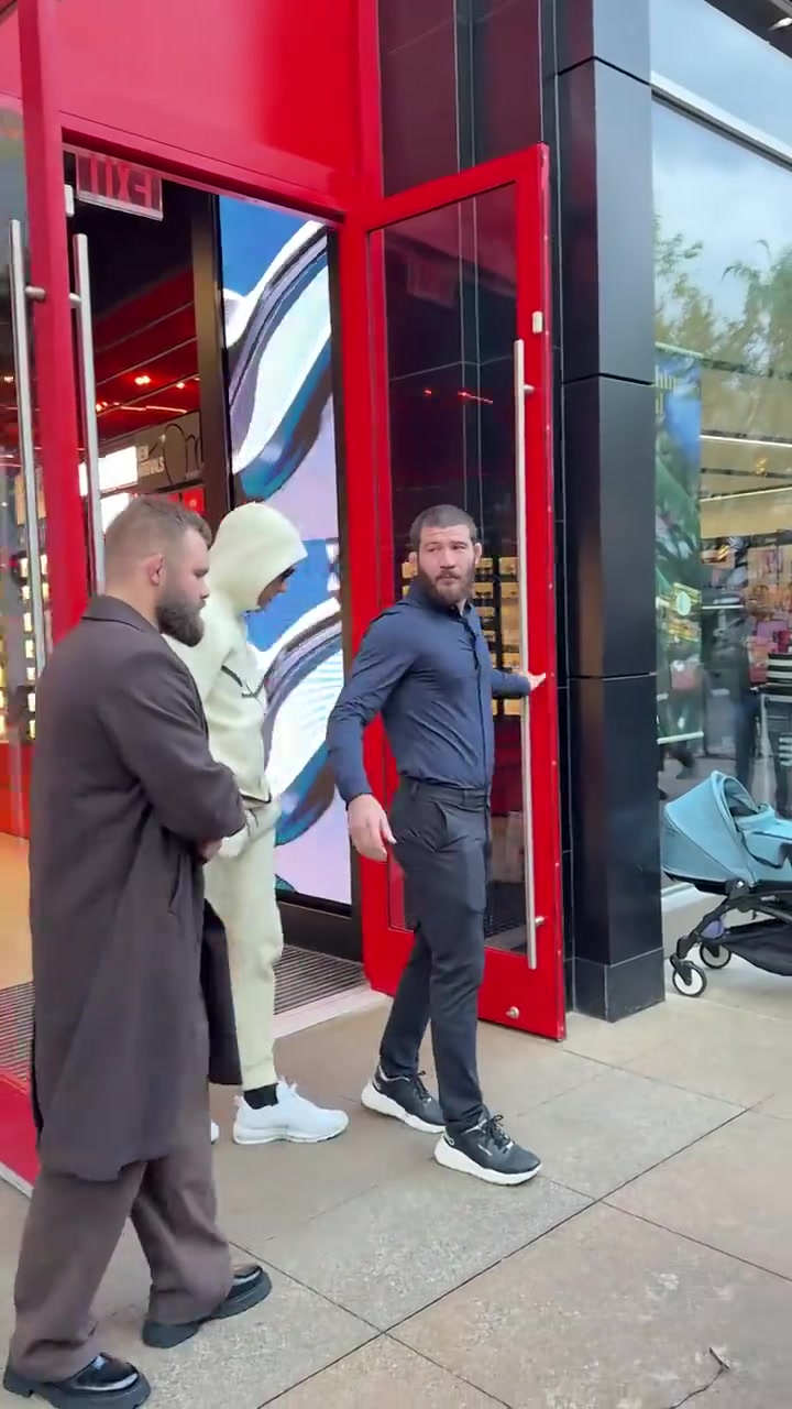 包裹严实仍被发现！C罗在洛杉矶逛街引围观