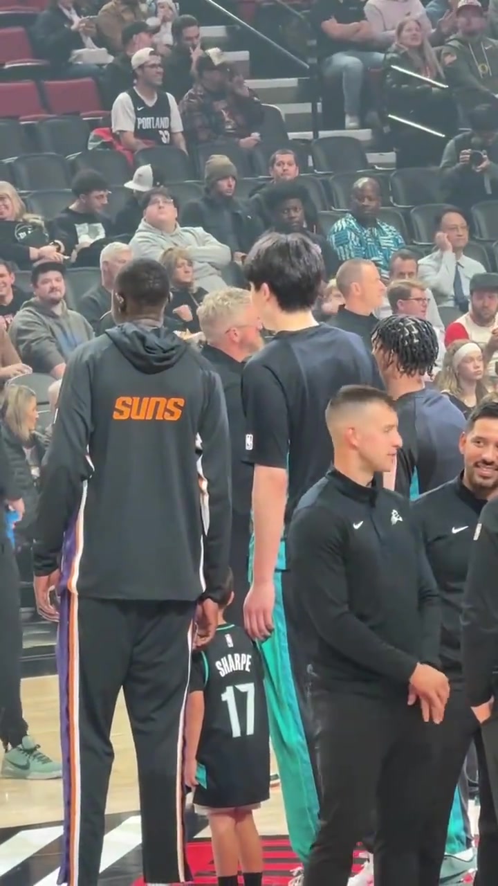 兄弟，一路平安！杨瀚森赛前和马卢阿奇合影，中间球迷穿夏普球衣