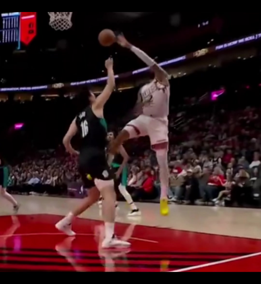 笑死！杨瀚森大帽理查兹，结果被后者踢到了蛋蛋，下来一直捂着