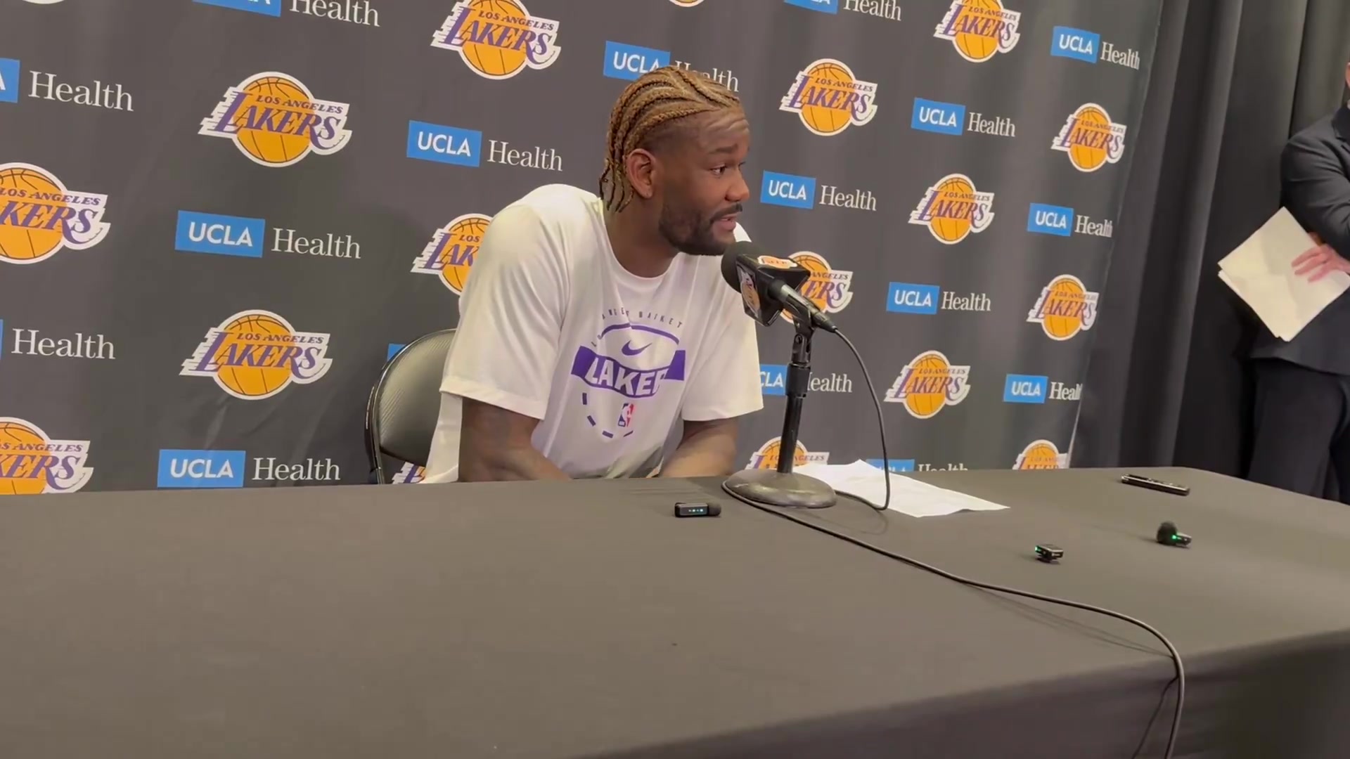 艾顿：我告诉詹姆斯，八年级的时候就被你助攻过，在你的训练营里