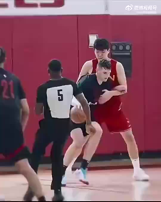 太猛了！此前中国男篮和开拓者内部赛，克林根和杨瀚森直接对位！