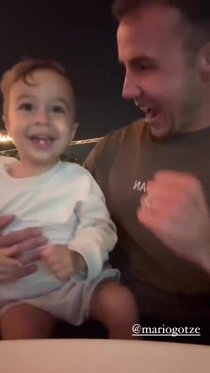 阿根廷夺得世界杯后格策抱着儿子激动庆祝