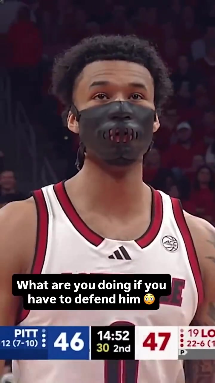 活久见！一名NCAA球员带着特殊的皮质面罩进行比赛