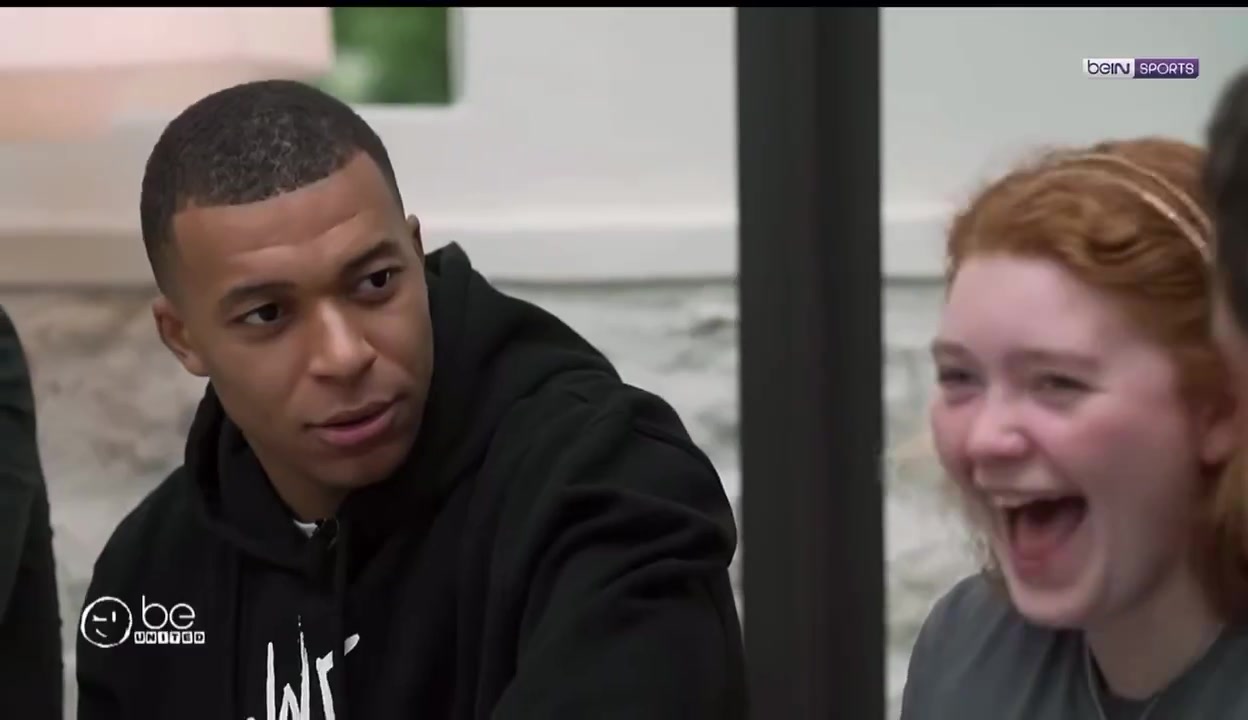 姆巴佩：梅西现在不在巴萨了，你应该关注皇马队