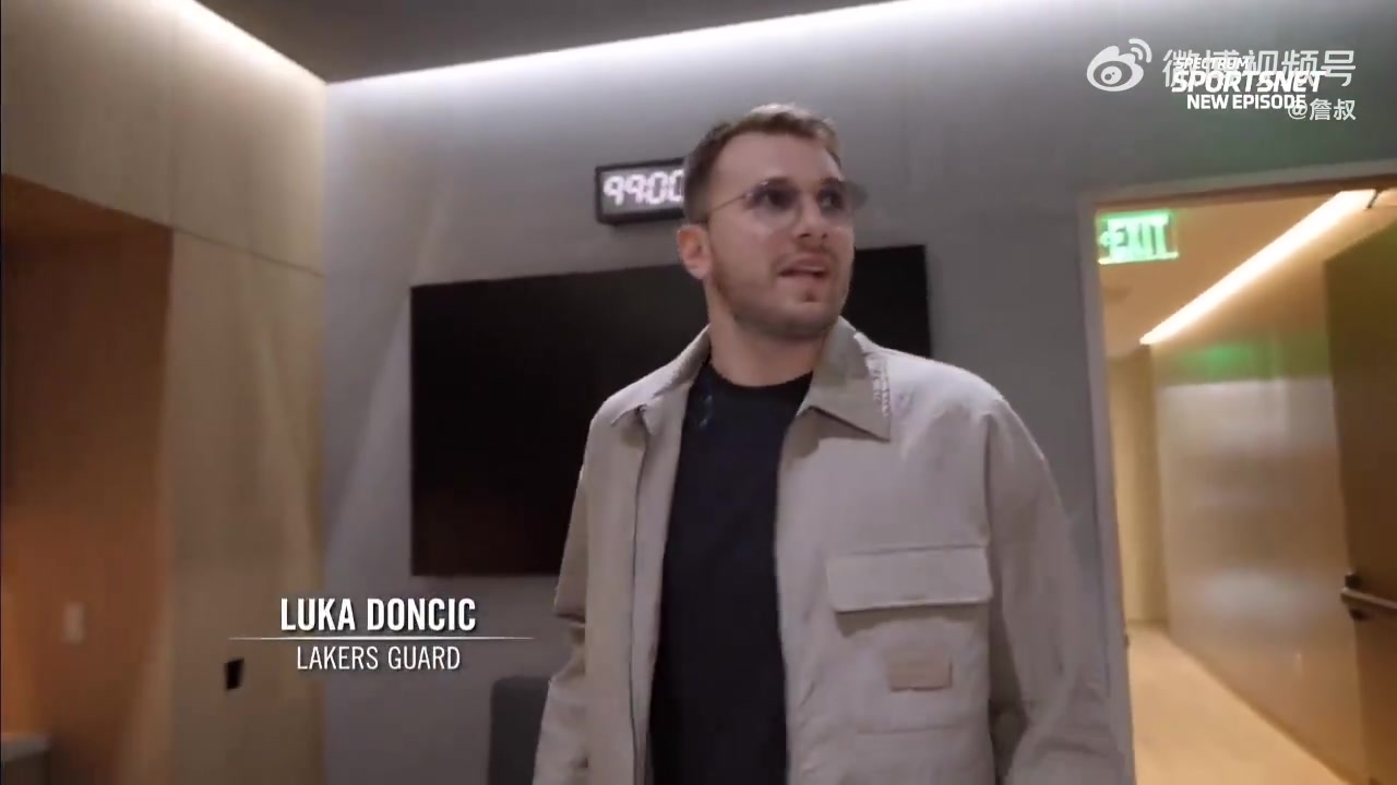 东契奇和八村垒参观湖人主场升级后的更衣室，77和克莱伯的更衣室位置挨着！