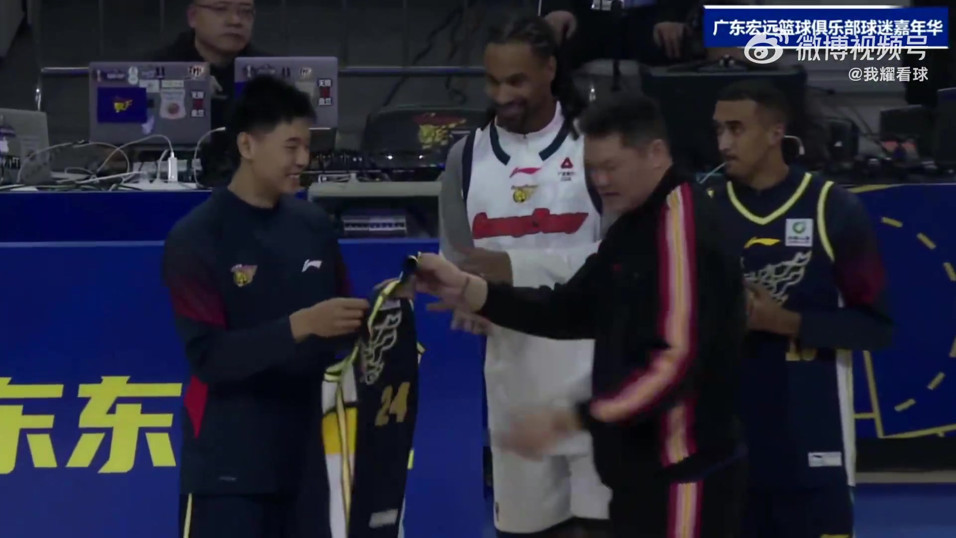 欢迎新援加盟！朱芳雨为崔永熙、萨林杰、麦考尔、奎因发放宏远球衣