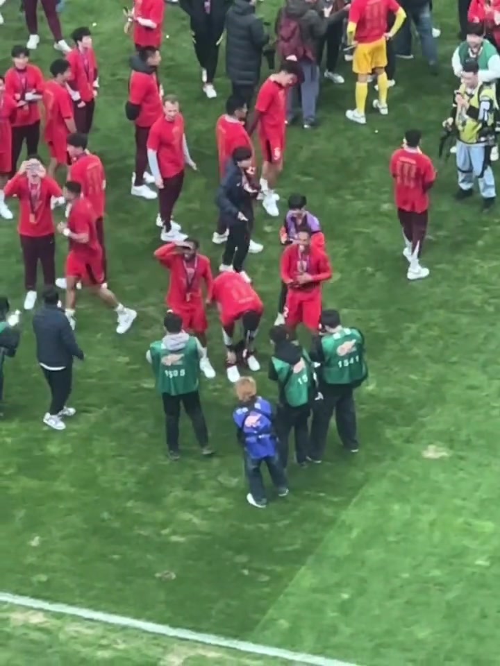 太皮了！蒋光泰趁队友队友庆祝把对方裤子扒了