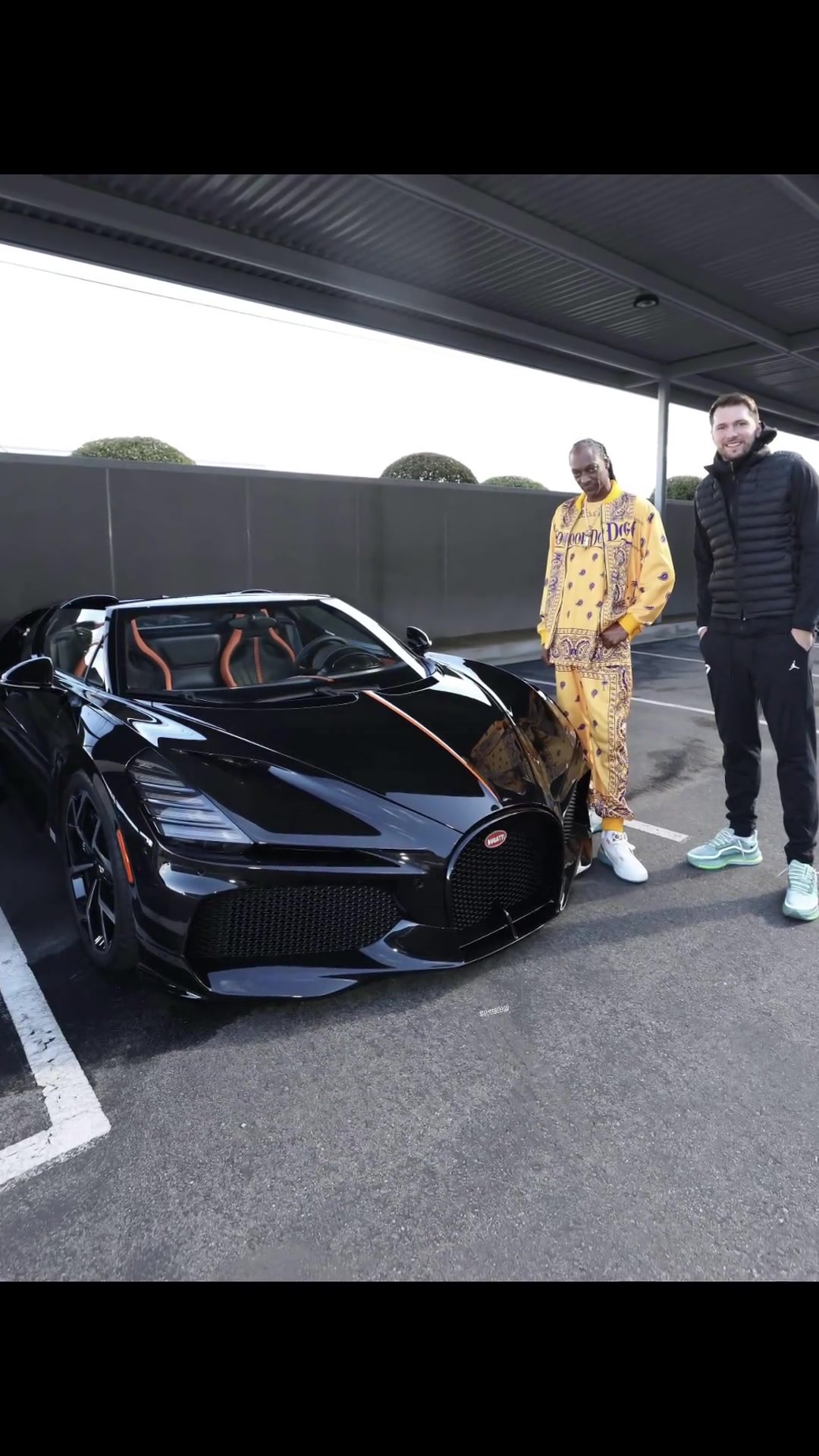 东契奇和狗爷在自己座驾布加迪前合影,这车得花东子多少钱啊?