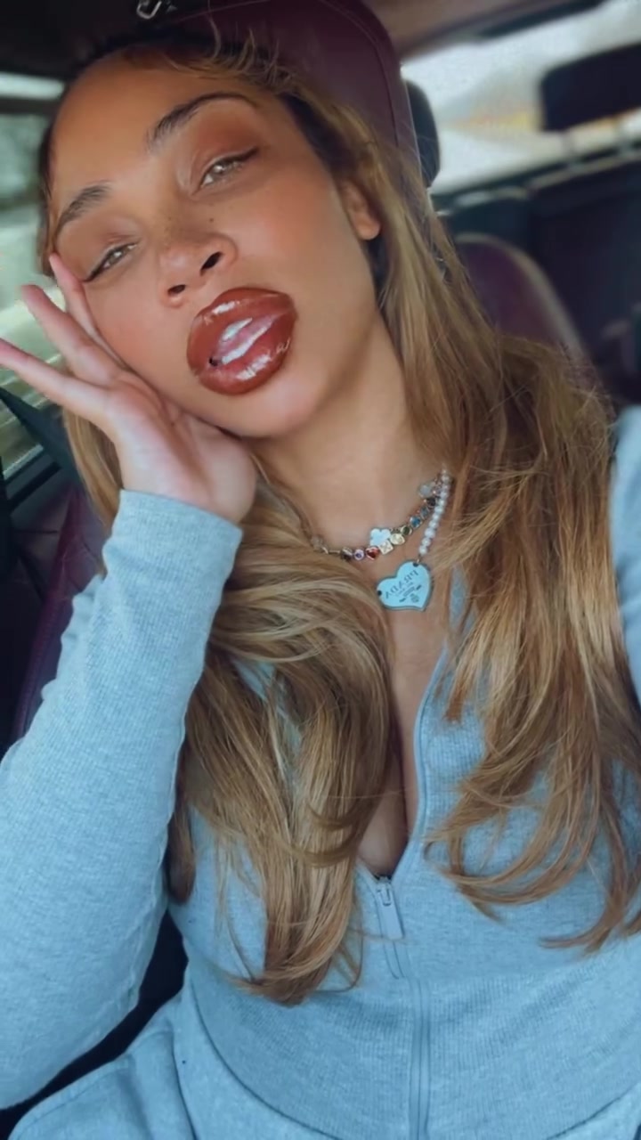 登哥女友开着车还自拍啊？！这个可不提倡哦！