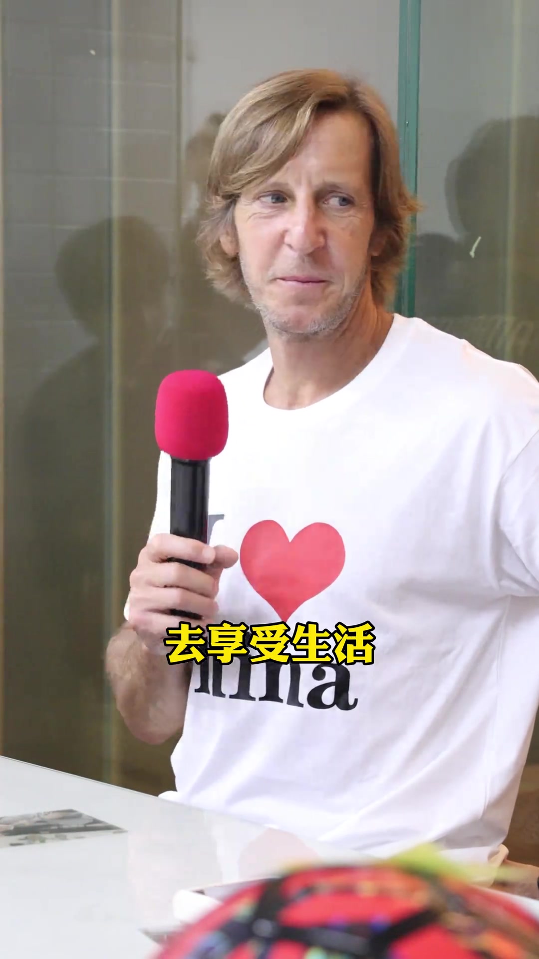 为什么退役后没有去当教练呢？安布：我的首要任务是陪伴家人！