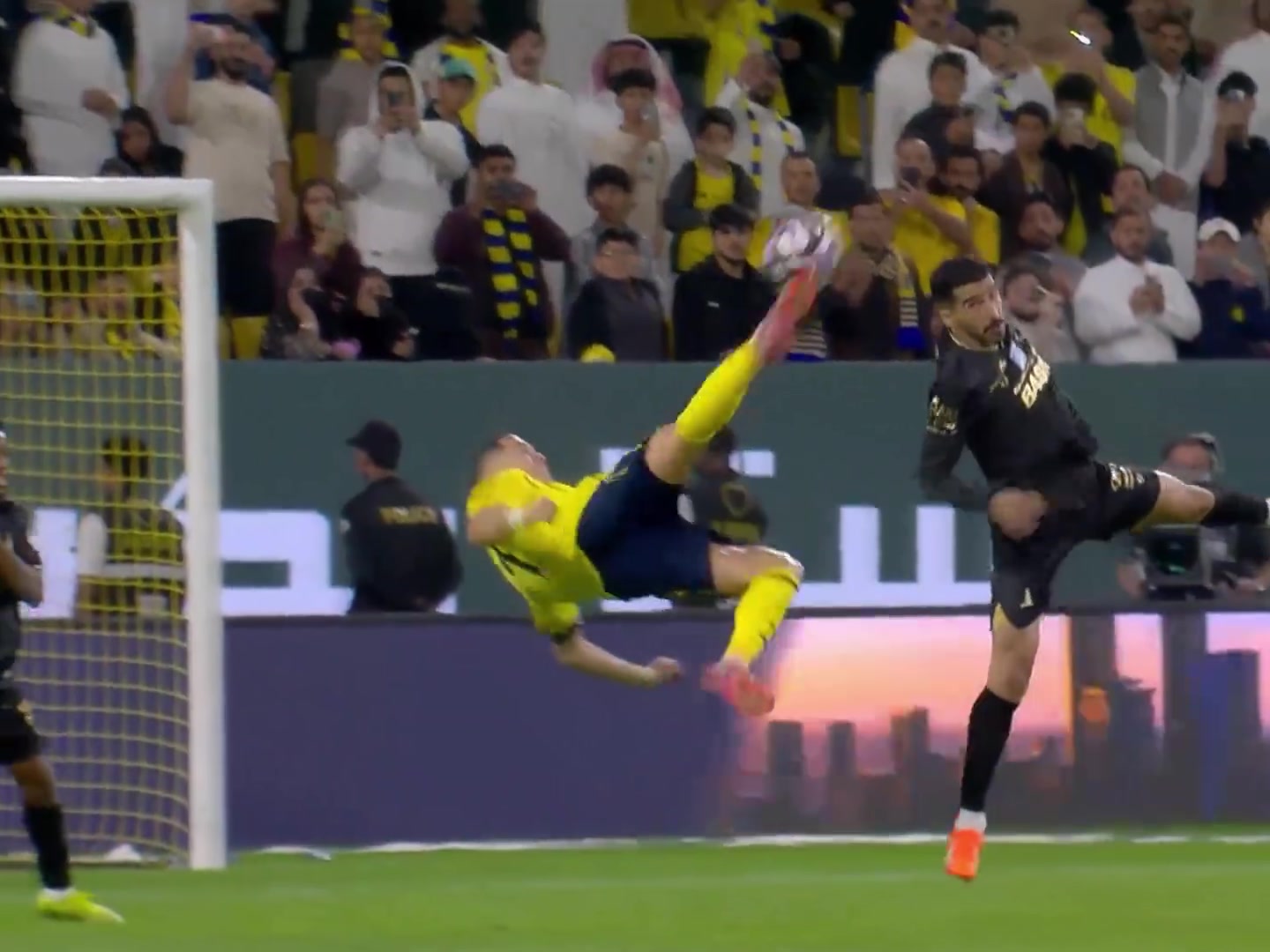 观赏性十足!C罗舒展倒钩破门,40岁依旧能飞啊~