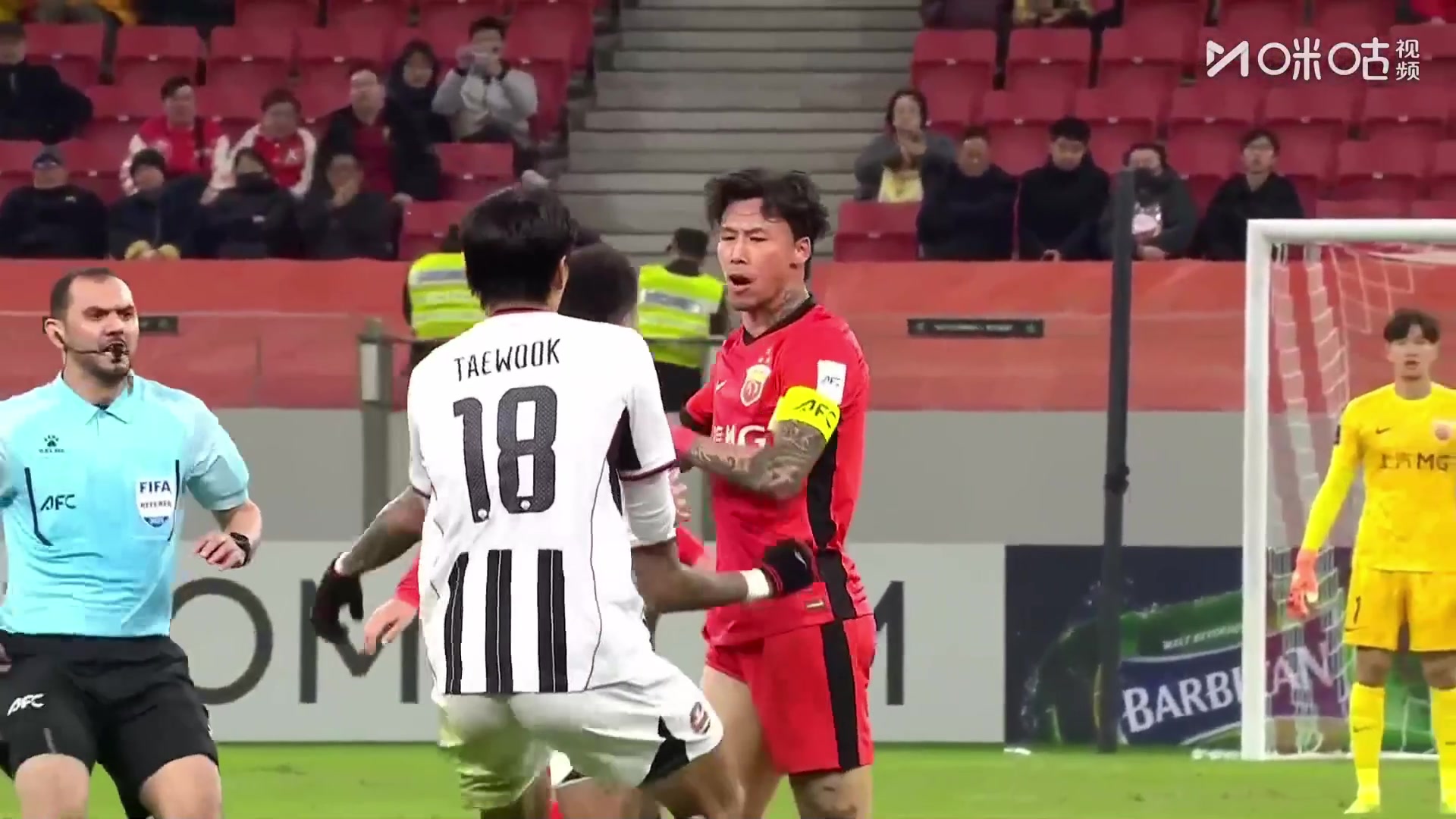 林加德与张琳芃爆发冲突！后者放铲林加德，裁判出牌警告双方