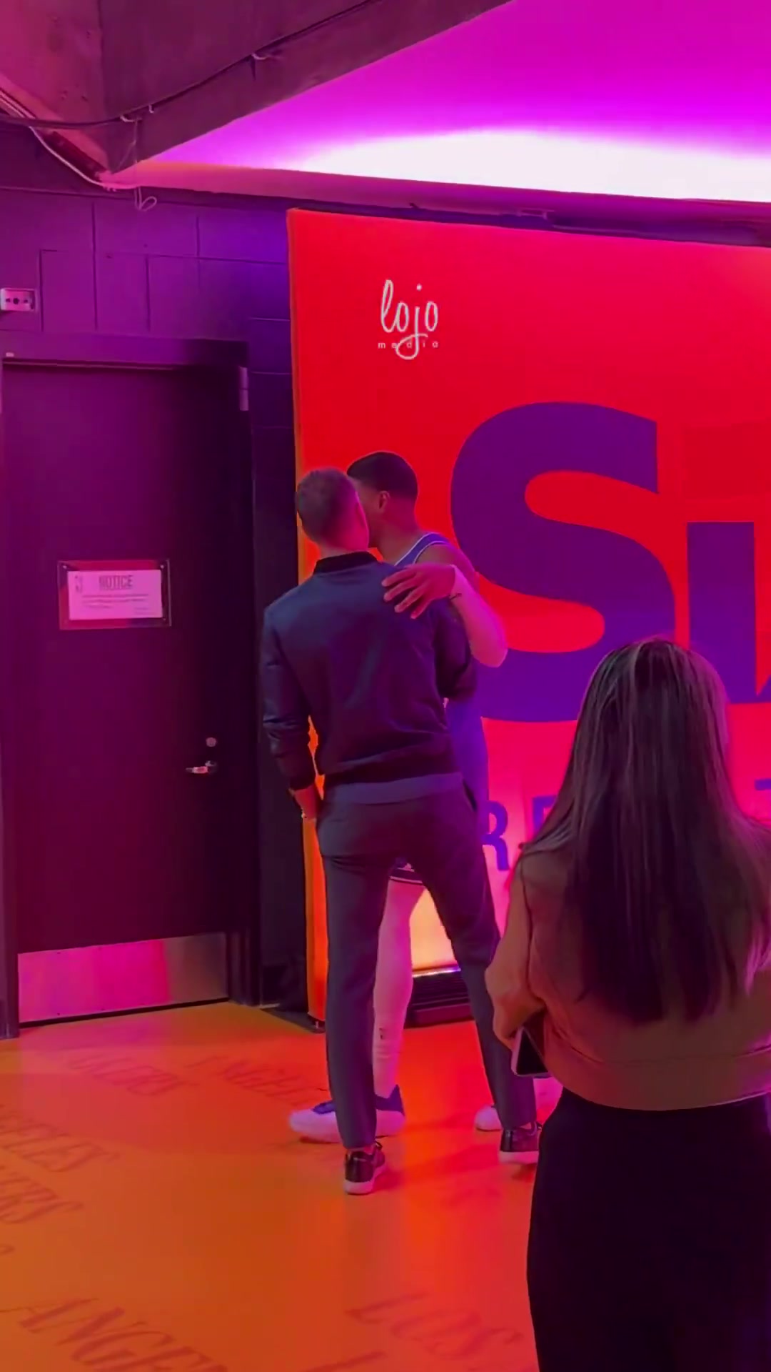 湖人战胜快船赛后，总经理佩林卡在球员通道等待詹姆斯东契奇等人