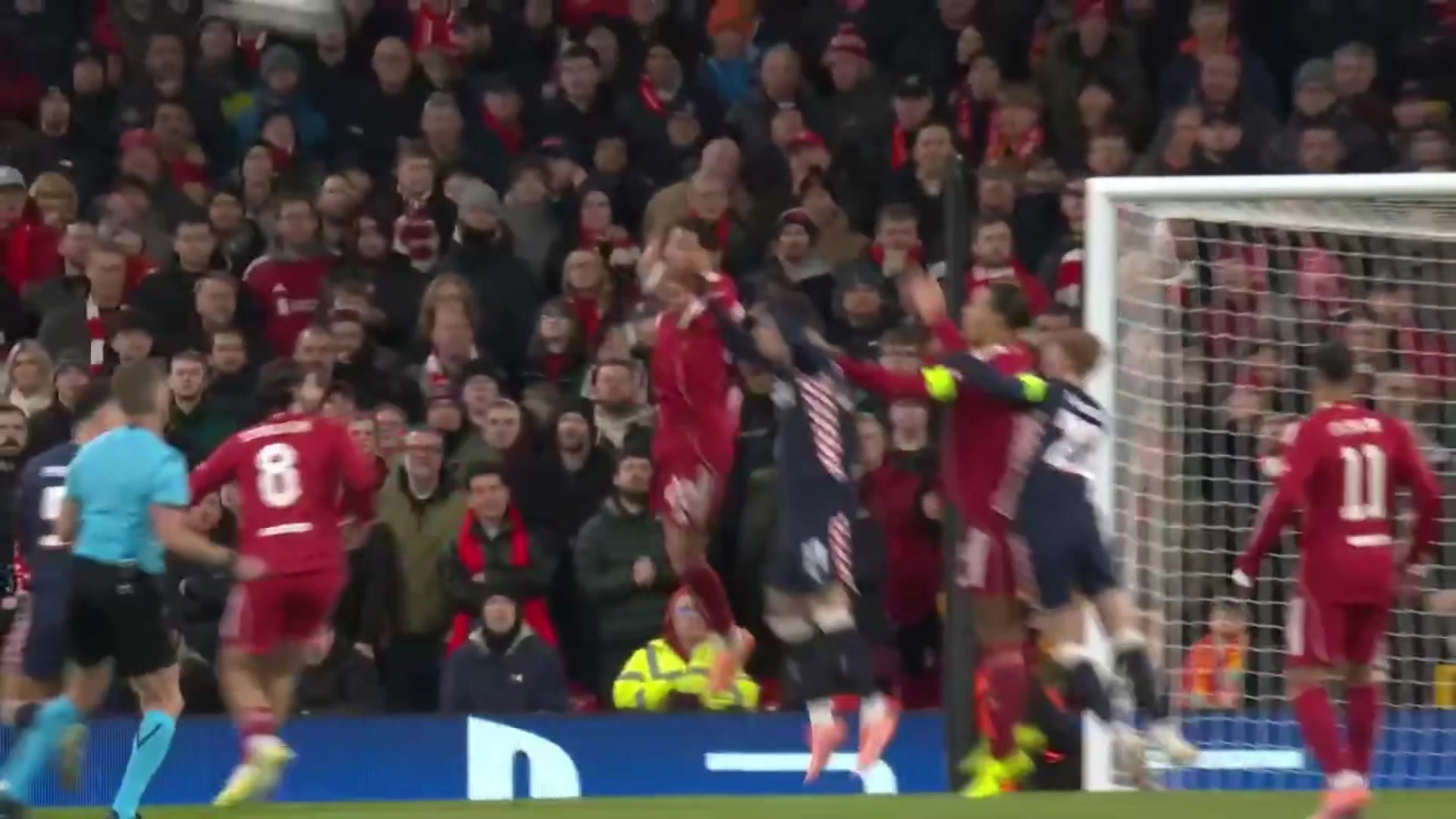 离谱送点！范戴克禁区高高举手“拦网”被判点，佩里西奇点射破门