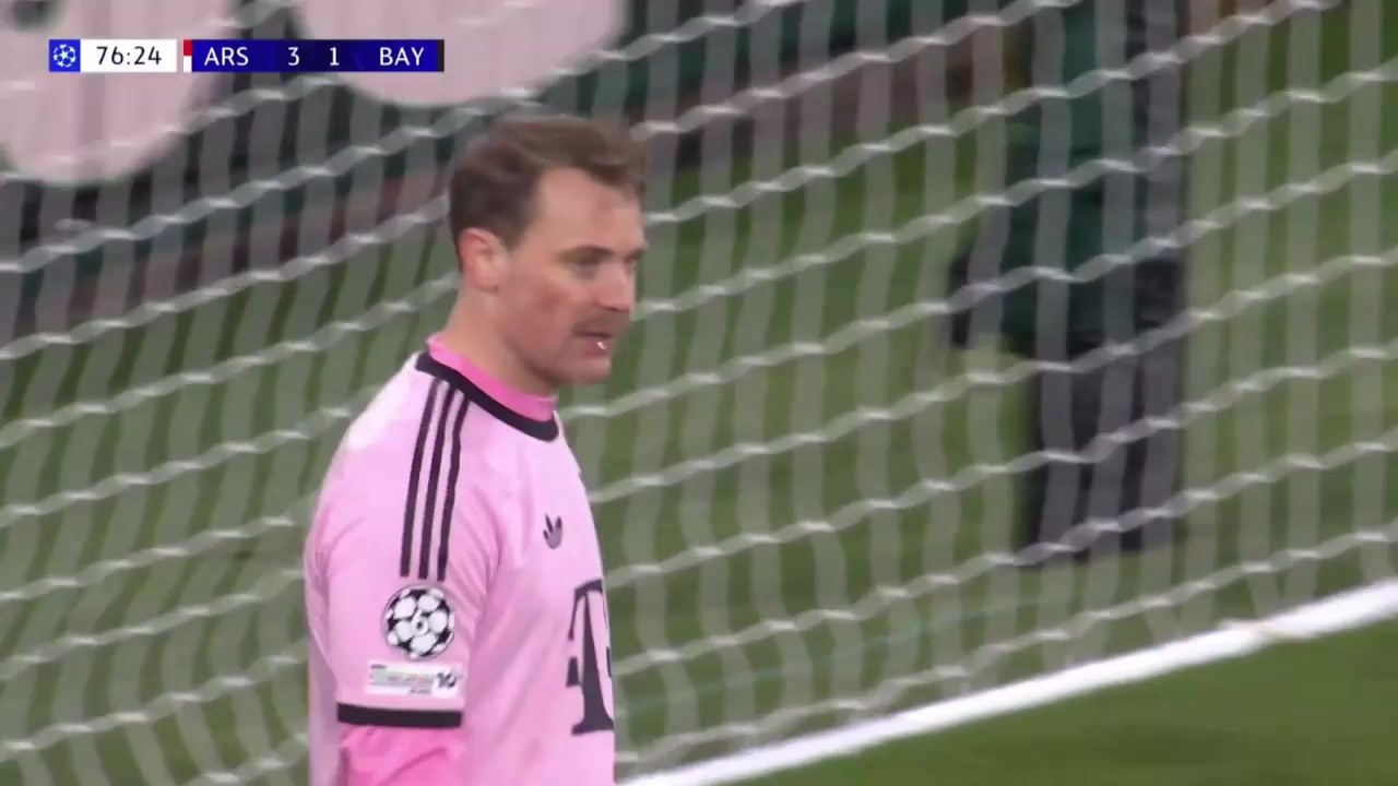 诺伊尔出击失误送超级空门！马丁内利笑纳大礼！枪手3-1领先拜仁