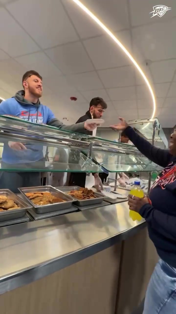 人文关怀！雷霆全队近期齐上阵感恩节回馈社区！