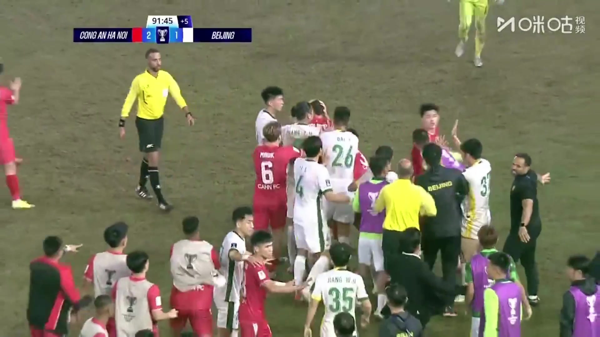 爆发冲突!王刚边线放倒对手+踢人,曹永竞染红罚下